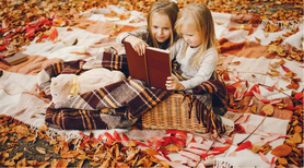 Niñas explorando la naturaleza en otoño, dándose cuenta de la diferencia entre las hojas caducas y las perennes, además del impacto de las estaciones en la naturaleza