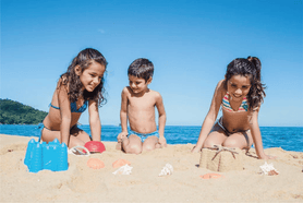 Niños en sus vacaciones realizando actividades divertidas y educativas, para vacaciones de verano, además de que las actividades creativas ayudan a desarrollar la motricidad en niños y pueden fomentar la diversión desde el hogar