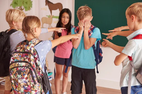 Niños haciendo bullying, provocando consecuencias emocionales del acoso escolar al niño, es importante el papel de los padres en la prevención del bullying y el saber como hablar con tu hijo sobre el bullying