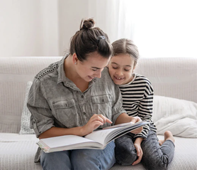 Mamá e hija realizando actividades de juego para fortalecer su relación y mejorar la conexión emocional, creando rutinas importantes para el desarrollo cognitivo