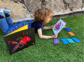 Niño en un ambiente de aprendizaje, teniendo los recursos necesarios para el aprendizaje en casa, se puede crear un espacio de estudio y realizar actividades para fortalecer la conexión emocional