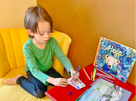 Niño desconectándose de la tecnología y conectándose al aprendizaje infantil, teniendo que encontrar un equilibrio entre libros y pantallas, ya que la tecnología afecta la alfabetización temprana y la lectura en niños