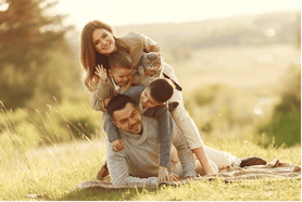 Familia feliz realizando actividades familiares para el Día de Acción de Gracias, fomentando el respeto y solidaridad en los niños, enseñando con paciencia a los pequeños durante la festividad valores éticos y su impacto en la sociedad