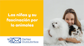 Una niña muy feliz con sus perritos, el cual se le esta fomentando la empatía y respeto hacia los animales desde pequeña, haciéndole saber la importancia de los animales en su desarrollo infantil 