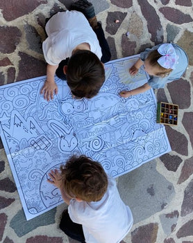 Niños beneficiando su desarrollo emocional a través del juego, además de que mejora las habilidades motoras en la infancia, teniendo en cuenta que los padres pueden apoyar el juego educativo en casa