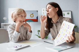 Mamá con su pequeño realizando actividades para estimular el lenguaje del niño, y estrategias para mejorar la comunicación del niño