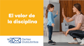Mamá enseñando la disciplina a su pequeña a través de técnicas de disciplina sin castigos, estableciendo metas y reglas para niños, también reconociendo logros en niños para fomentar la disciplina