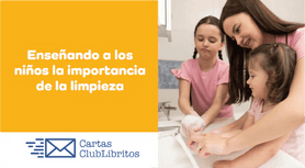 Mamá haciendo rutinas de higiene para sus niños, fomentándoles la importancia de la higiene en su niñez, para su desarrollo infantil