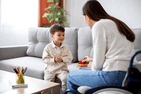 Mamá realizando estrategias de gestión emocional para niños y técnicas de crianza con apego, sabiendo como validar las emociones de su hijo y las consecuencias de la falta de validación emocional en niños 