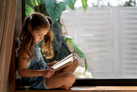 Una niña leyendo poemas infantiles recomendados, pues así esta fomentando la empatía a través de la poesía, además de que es de suma importancia la poesía en el desarrollo infantil y el recitar ayuda a mejorar la memoria infantil