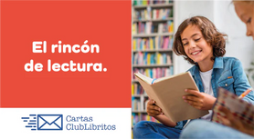 Niño feliz con su rincón de lectura, teniendo elementos de lectura cómodo y acogedor, organizando libros favoritos en el rincón de lectura, sabiendo la importancia de la iluminación en el espacio de lectura