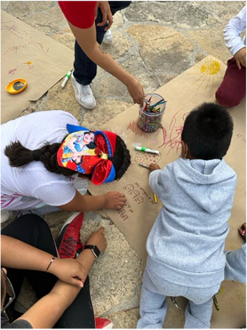 Niños celebrando el día de San Valentin, a través de juegos educativos para fomentar la lectura en niños, como los cuentacuentos y manualidades para el día del Amor y la Amistad 