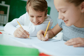 Niños desarrollando su lenguaje a través de la alfabetización en su educación infantil, introduciéndose en el mundo del conocimiento, impactando la alfabetización en el mundo académico 