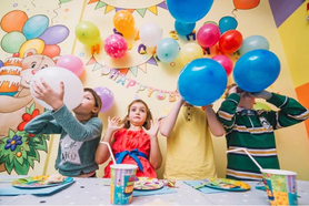 Niños en fiesta infantil, con decoraciones creativas, actividades divertidas, juegos, dinámicas y bocadillos saludables para fiesta de niños