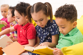 Niños en la fase del aprendizaje de leer y escribir, pasando por sus etapas, como la pre silábica que es el inicio del proceso de lectura en niños y la alfabética en la escritura que es el dominio de letras y sonidos