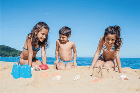 Niños en sus vacaciones realizando actividades divertidas y educativas, para vacaciones de verano, además de que las actividades creativas ayudan a desarrollar la motricidad en niños y pueden fomentar la diversión desde el hogar