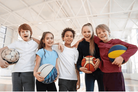 Niños felices jugando basquetbol, pues saben los beneficios del deporte en el desarrollo infantil, sus papás supieron como fomentar el deporte en sus niños y buscaron estrategias para promover un estilo de vida activo en los niños