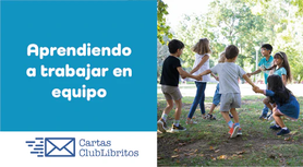 Niños jugando en el parque, aprendiendo la importancia del trabajo en equipo, desarrollando habilidades sociales infantiles y los valores del trabajo en equipo, como la importancia de la comunicación, empatía y cooperación en niños