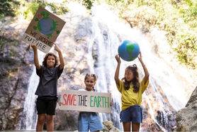 Niños realizando actividades educativas para enseñar reciclaje, desde la infancia, además de como involucrar a los niños en la protección del medio ambiente
