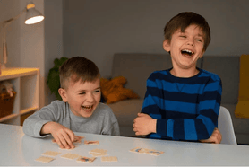 Niños realizando juegos de palabras para estimular la memoria y creatividad infantil, son actividades familiares para desarrollar la creatividad, para fomentar el lenguaje en niños y para estimular la agudeza mental en la familia 