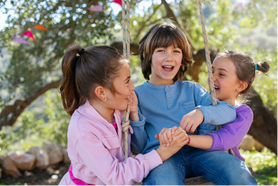 Niños teniendo un refuerzo positivo en la crianza, un buen desarrollo emocional en su infancia, modelado de conductas deseables, de ahí la importancia del tiempo y cariño de la crianza
