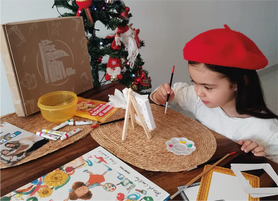 Pequeña desarrollando su creatividad infantil, con actividades artísticas para niños en casa, desarrollando habilidades motoras a través del arte, ayudando a los pequeños a comprender el mundo y mejorando el autoestima infantil