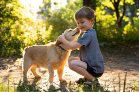 Pequeño con un perrito, demostrando la conexión especial entre humanos y animales, además del impacto de las mascotas en la salud mental de los niños y efectos de la interacción animal en niños con TDAH