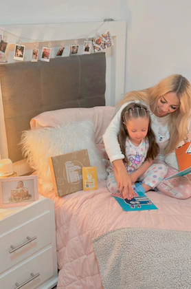 Una madre y su pequeña celebrando el amor por la lectura el día de las Madres, creando un rincón de lectura en casa, leyendo un libro recomendado para leer con mamá de Club libritos