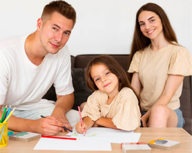 Papás y su pequeña pasando tiempo de calidad para promover el apego seguro, aplicando empatía y comprensión en la crianza, sabiendo los beneficios del apego seguro y la importancia de la conexión emocional en los hijos