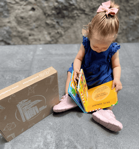 Pequeña con uno de los libros infantiles recomendados para fomentar la empatía y la resilencia, así como los cuentos ayudan a los niños a enfrentar sus miedos