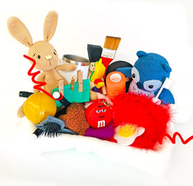 Actividades sensoriales para bebés en casa. Ideas de objetos seguros para el cesto de tesoros. Actividades para estimular el desarrollo sensorial de los bebés