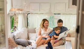 Papás creando un hábito de lectura en familia, usando ideas prácticas para fomentar la lectura en casa sabiendo los beneficios de la lectura en niños