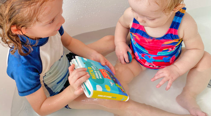 Los mejores libros para el verano. Niños nadando. Niños leyendo. 