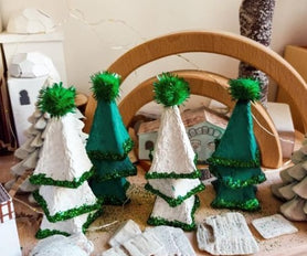 Imagen de una manualidad navideña, con conos de huevo reciclado, teniendo en cuenta que las actividades creativas para niños durante las vacaciones decembrinas, son ejercicios de de motricidad fina